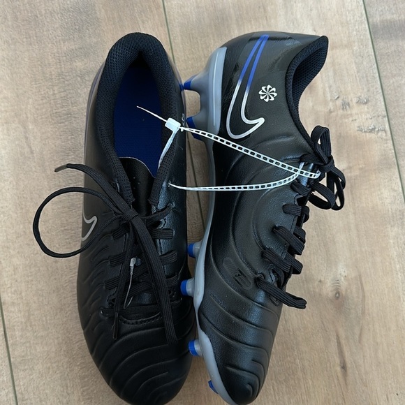 Athletic_Shoes
